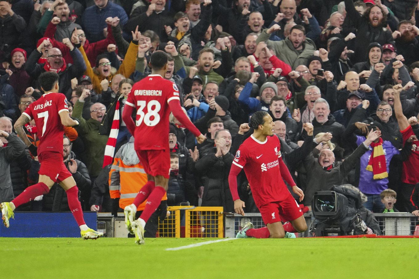 Virgil van Dijk firar sitt 1-1-mål mot Luton. Foto: Jon Super/AP/TT
