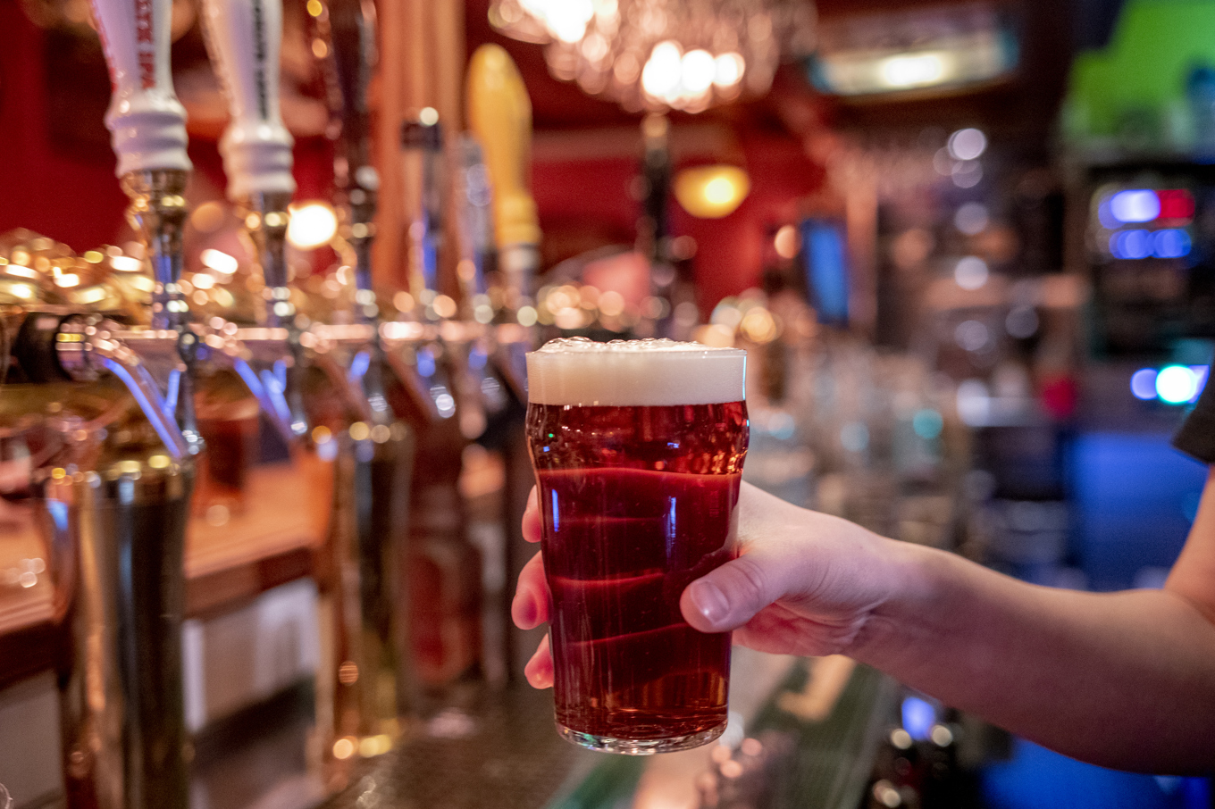 Många svenskar ligger över Socialstyrelsens gräns för riskbruk när det kommer till alkohol. Arkivbild. Foto: Javad Parsa/NTB/TT