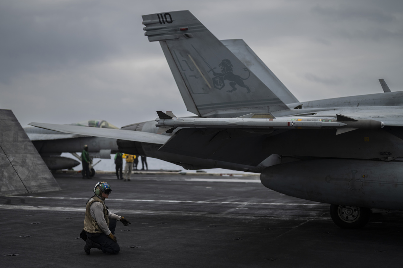 Amerikanska stridsflyg står startklara ombord på hangarfartyget D. Eisenhower. i Röda havet. Fotot är taget 13 februari. Foto: Bernat Armangue