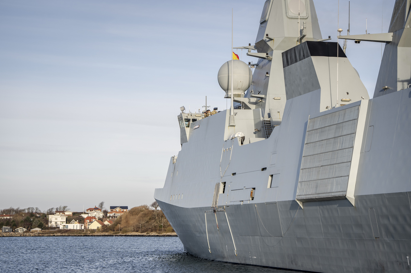 Den danska fregatten av Iver Huitfeldt-klass har skickats till Röda havet för att bidra till säkerheten där. Den ingår i den USA-ledda insatsen. Nu ska även Sverige skicka militär personal. Arkivbild. Foto: Mads Claus Rasmussen/Scanpix Denmark/TT