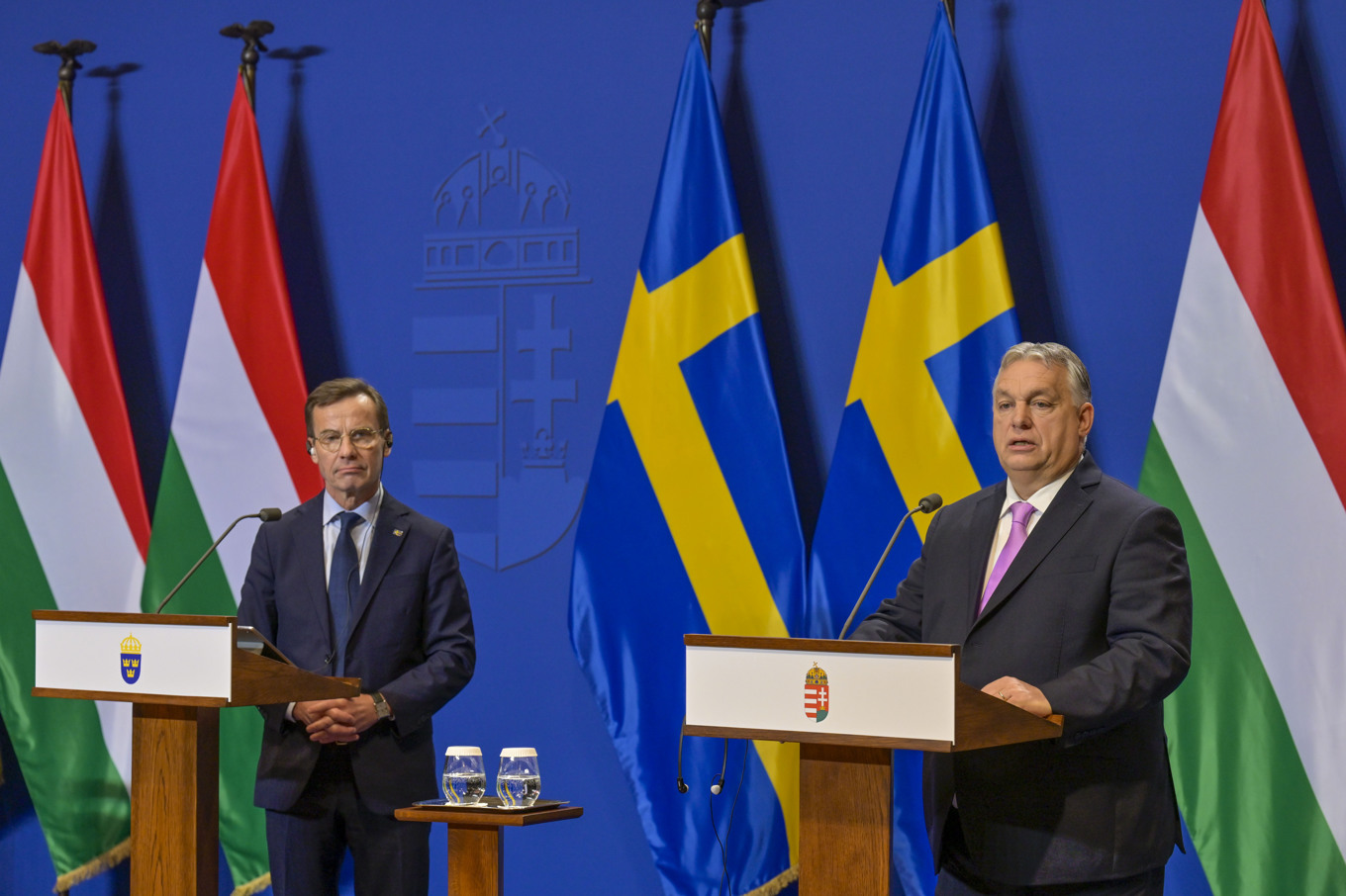 Sveriges statsminister Ulf Kristersson och Ungerns premiärminister Viktor Orbán under en presskonferens i Budapest. Foto: Denes Erdos/AP/TT