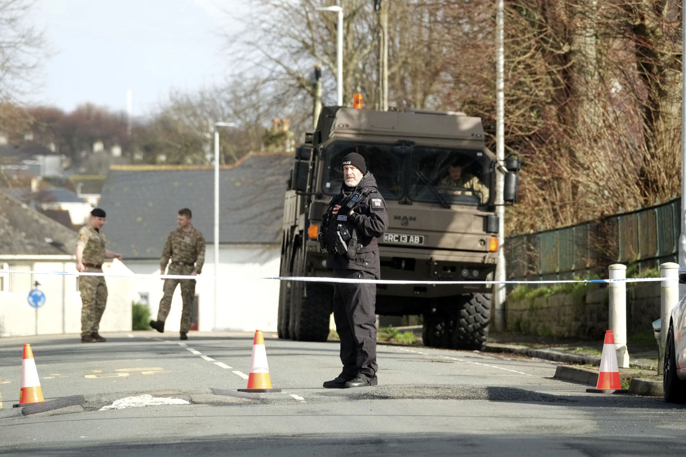 Polis och bombexperter följde färden med den bomb på 500 kilo som oskadliggjordes på lördagen i Plymouth, Storbritannien. Foto: Matt Keeble/PA via AP/TT