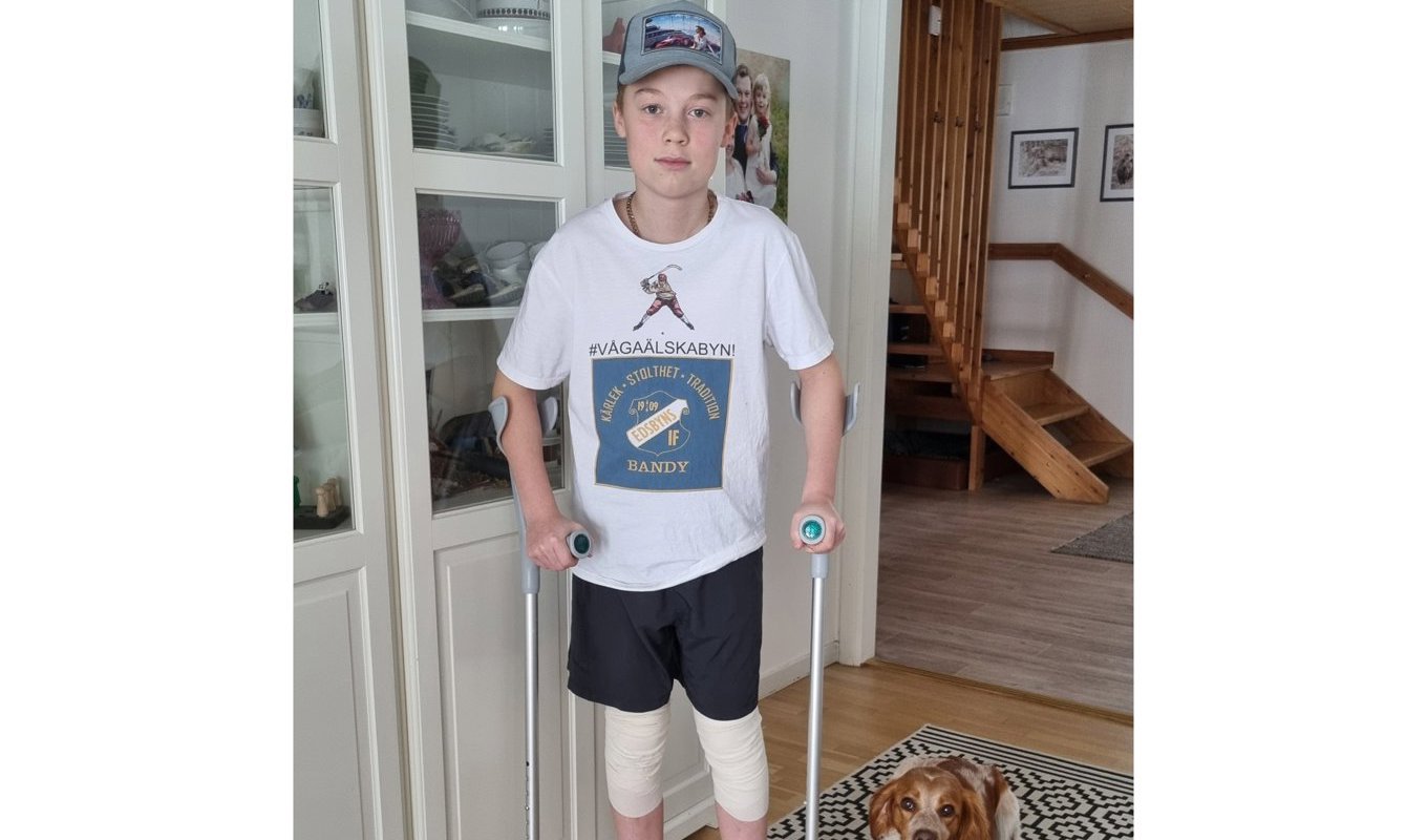 Edvin Kronberg föll handlöst ner på isen när räcket lossnade. Foto: Privat