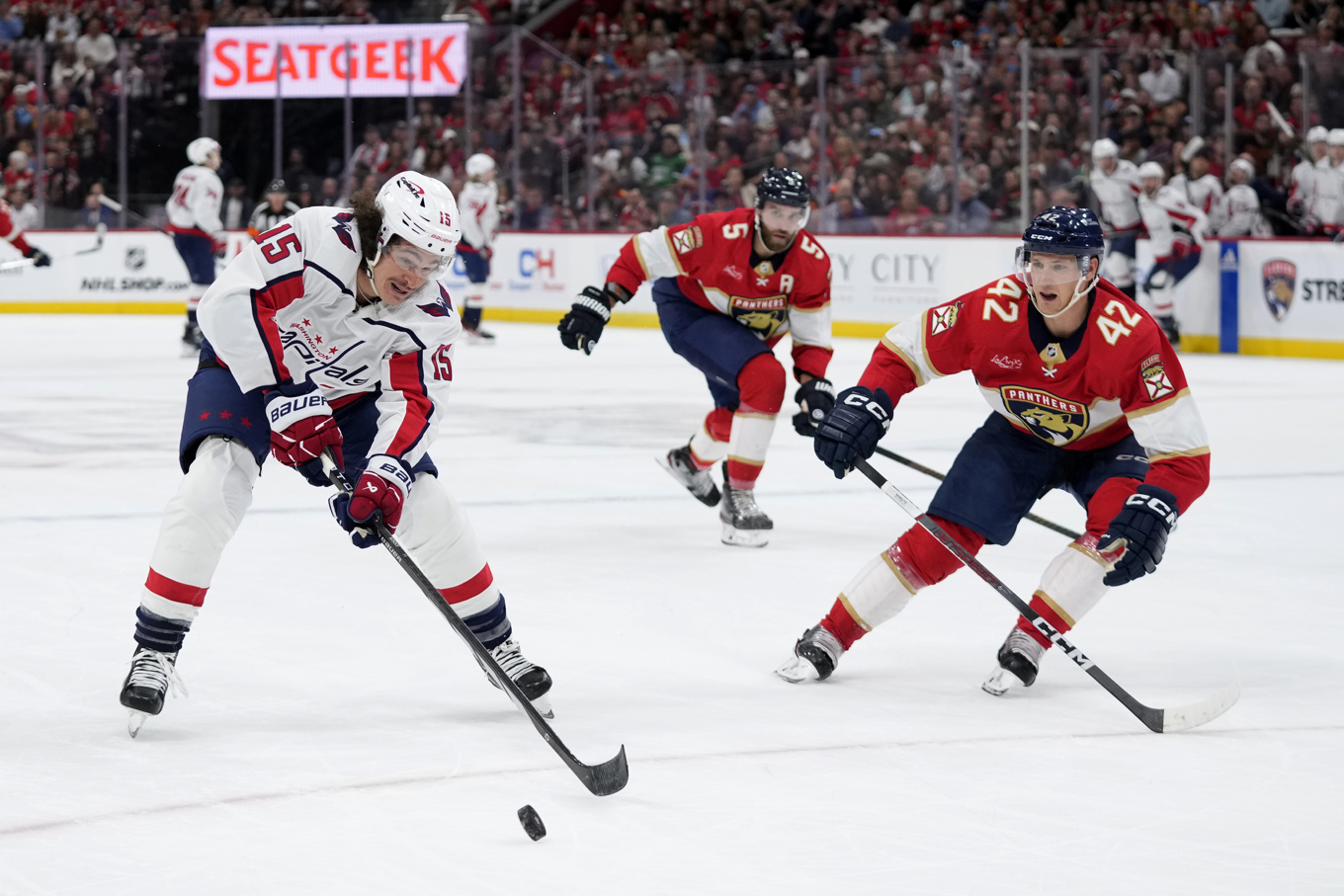 Washington Capitals Sonny Milano och Floridas svenske back Gustav Forsling i kamp om pucken i match som Forsling avgjorde i förlängningen. Foto: Wilfredo Lee