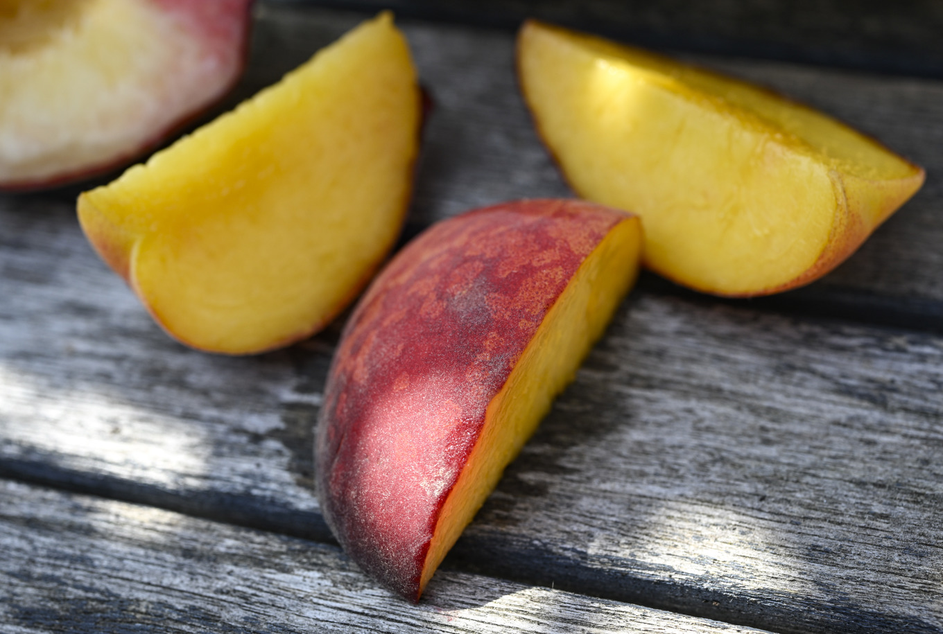 Persikor som odlats inom EU hör till de frukter som sticker ut. 2021 innehöll 35 procent av persikorna PFAS som härrörde från bekämpningsmedel, enligt en rapport från Pesticide Action Network. Arkivbild. Foto: Johan Nilsson/TT