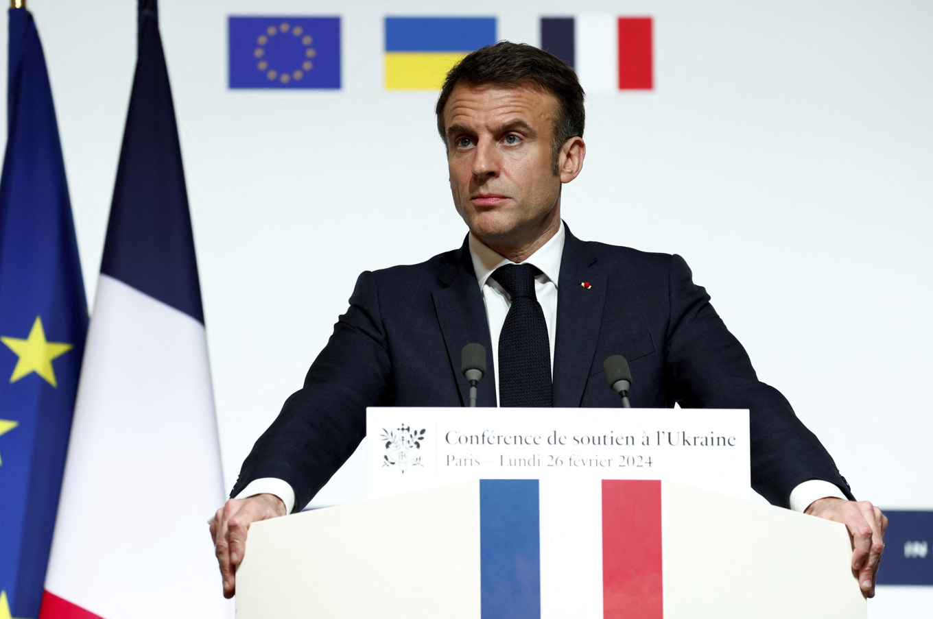 Frankrikes president Emmanuel Macron talar vid en pressträff i Élyséepalatset i Paris, efter att ha lett en konferens om hur stödet till Ukraina kan öka. Foto: Gonzalo Fuentes/Pool via AP/TT