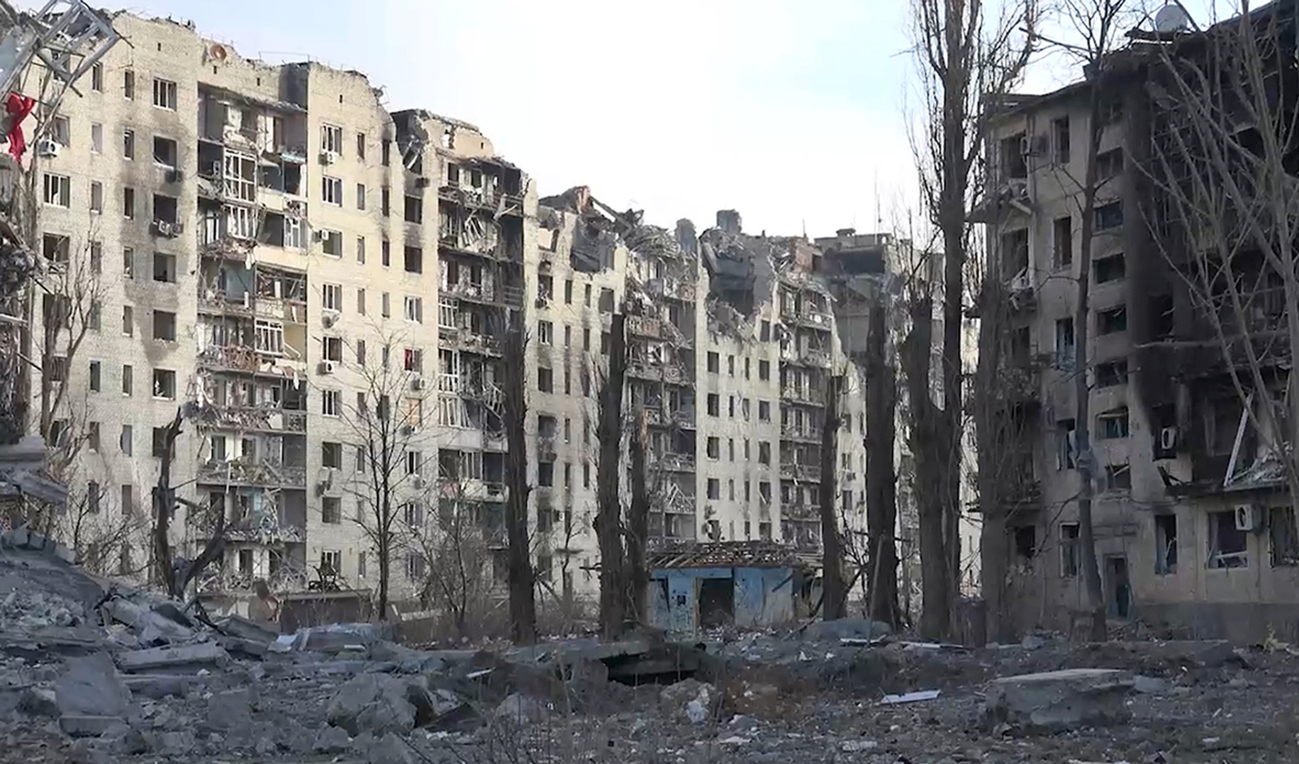 Bild från ett videoklipp som den Moskvatillsatte ledaren för länet Donetsk Denis Pusjilin lagt upp på telegram efter att ryska styrkor tagit kontrollen över staden Avdijivka. Klippet publicerades i helgen. Foto: Denis Pusjilins telegramkanal via AP/TT