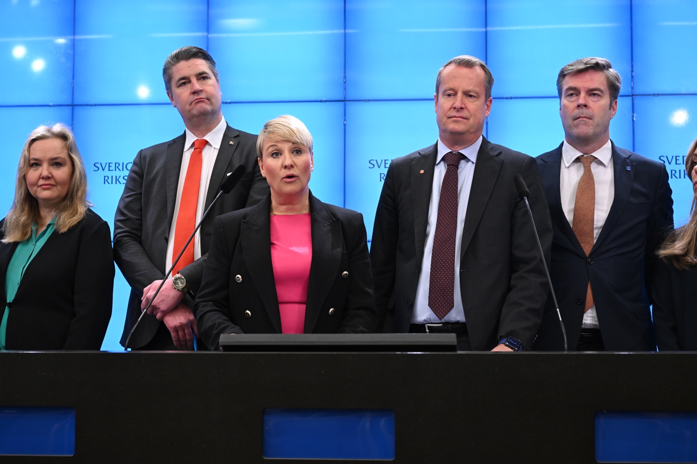 Pensionsgruppen under onsdagens pressträff i Riksdagshuset. Fr.v Ida Gabrielsson (V), Oscar Sjöstedt (SD), ordförande Anna Tenje (M), Anders Ygeman (S), och Hans Eklind (KD). Foto: Jonas Ekströmer/TT
