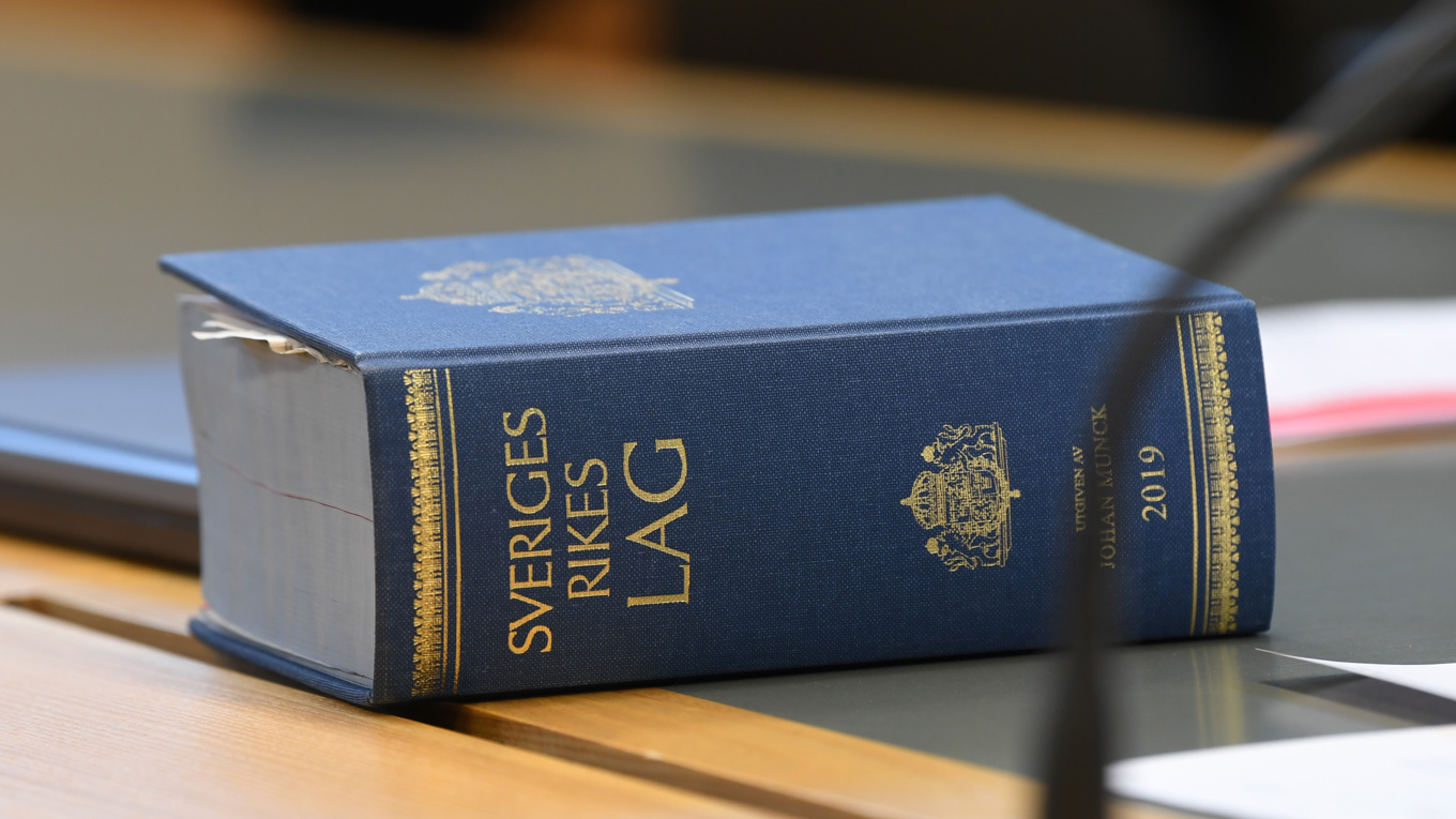 En äldre man åtalas för att våldtagit en flicka flera gånger för omkring 15 år sedan. Arkivbild. Foto: Fredrik Sandberg/TT