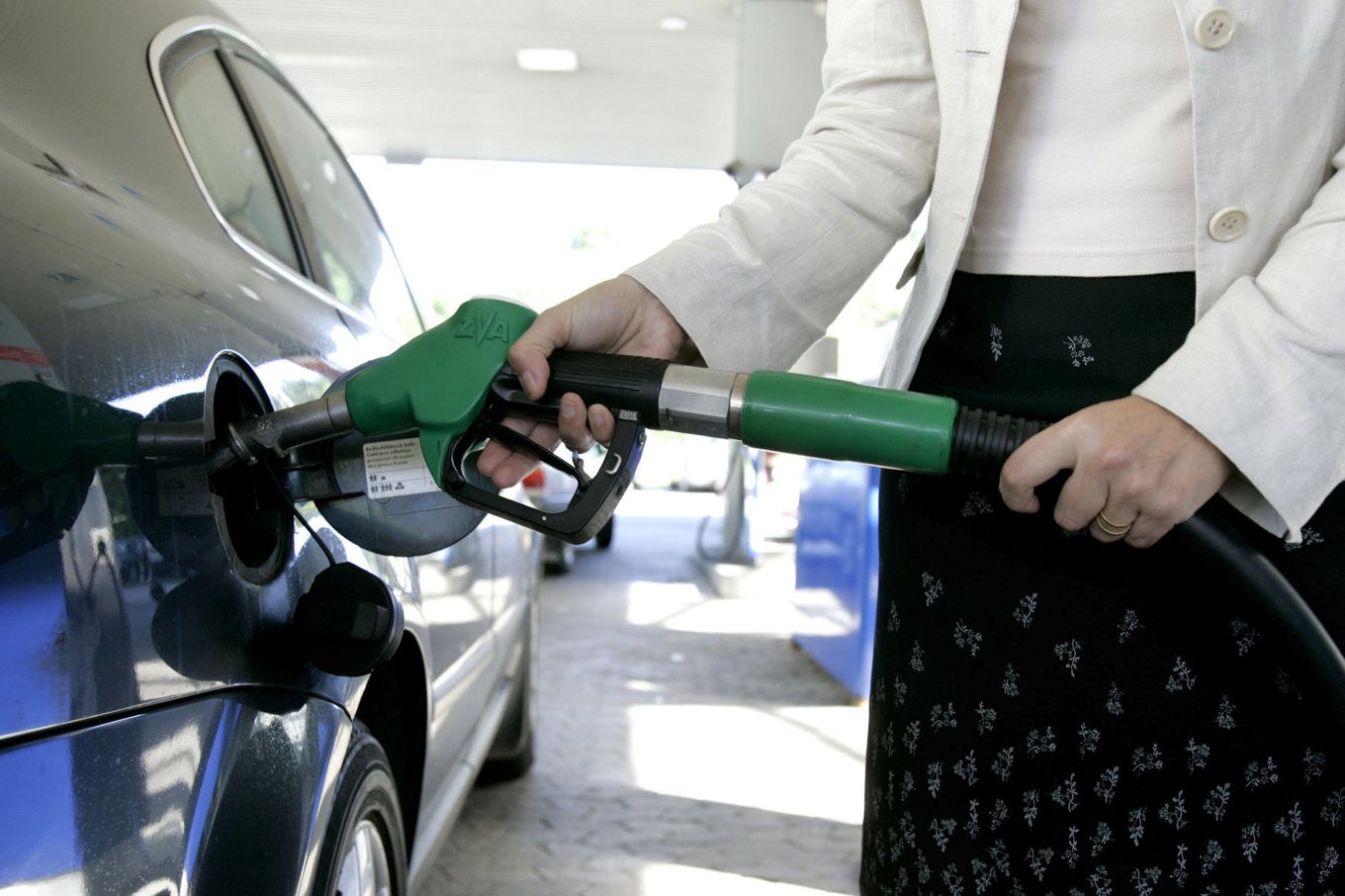 Billigare att fylla tanken. Arkivbild Foto: PONTUS LUNDAHL AP/TT