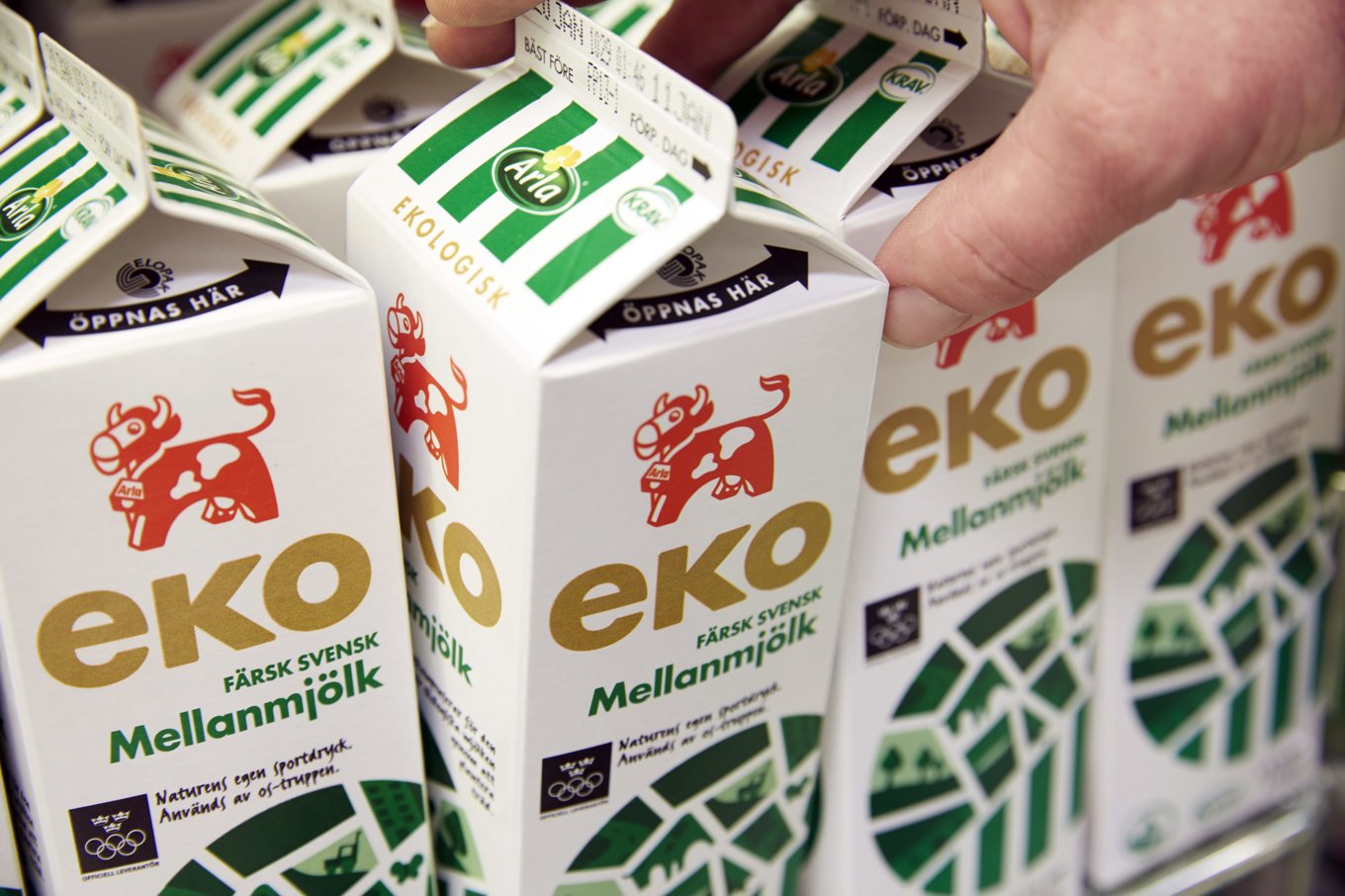 Mjölkbönderna ska få drygt 11 öre mer per kilo för sin mjölk i mars av Arla. Arkivbild Foto: FREDRIK PERSSON / TT