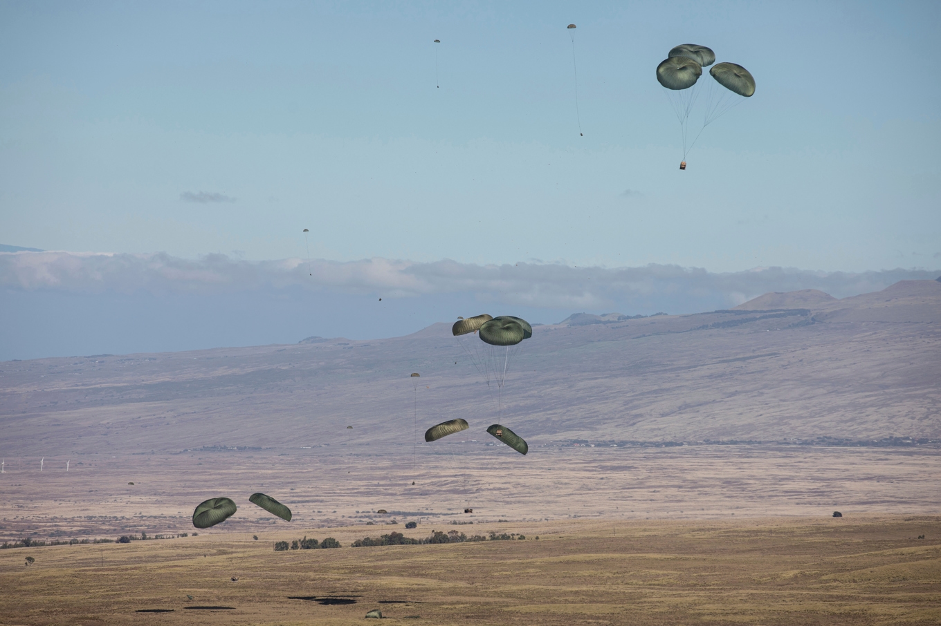 Såväl Kanada som USA ser över möjligheten till nödsändningar via luften. Arkivbild. Foto: Abreanna Goodrich/US Army via AP/TT