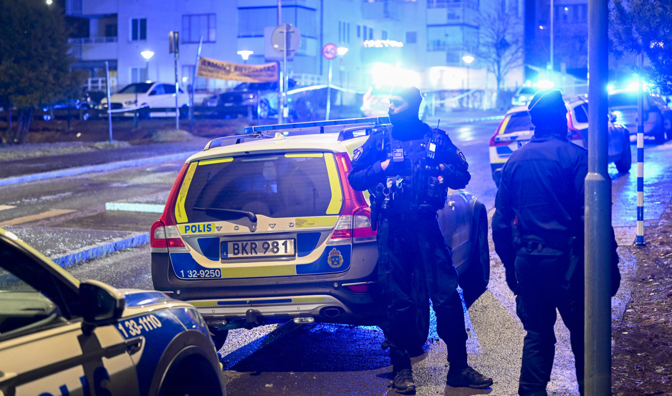 Polisen är på plats i Skärholmen med flera patruller. Foto: Fredrik Sandberg/TT