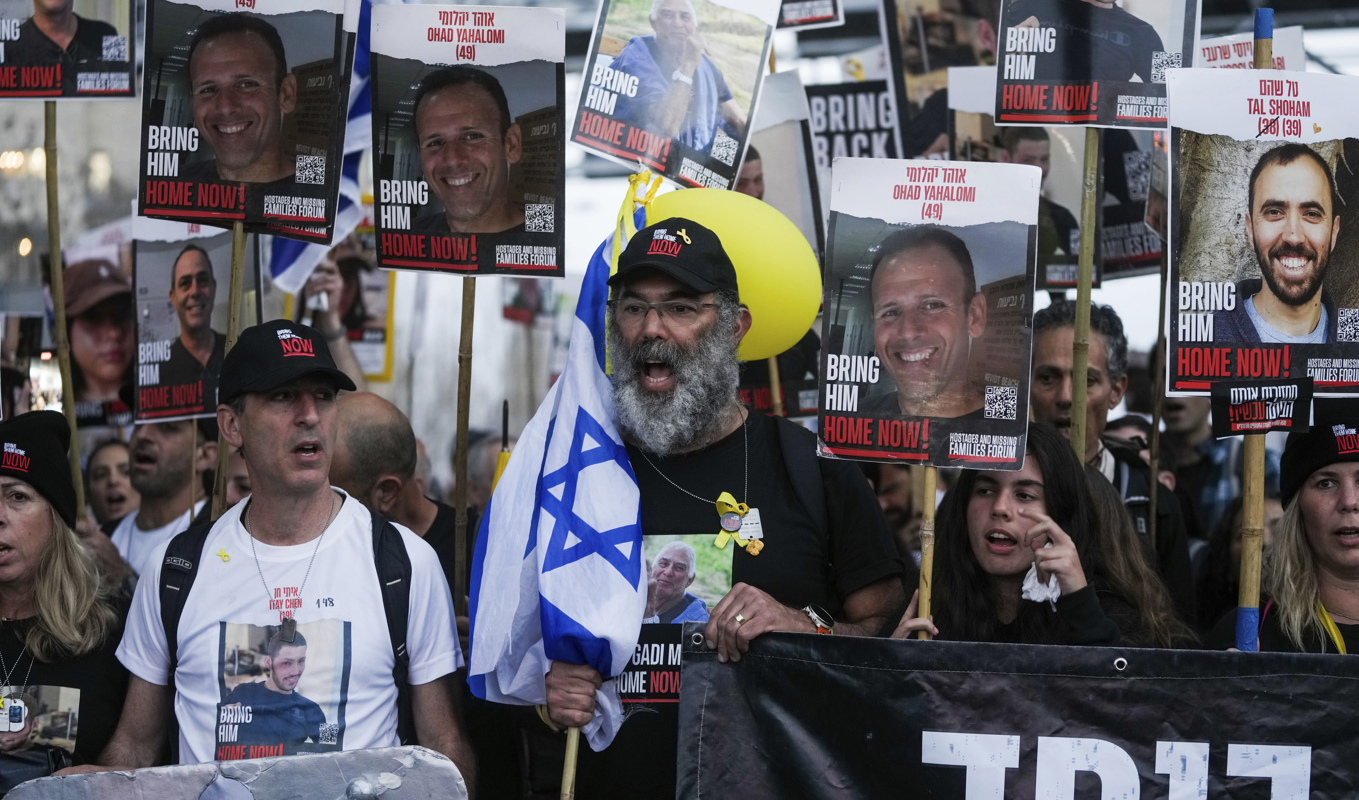 Israel kräver en lista över de levande i gisslan för att delta i fredsförhandlingarna i Kairo. På bilden israeliska släktingar till gisslantagna, som kräver att Israels regering gör mer för att få hem gisslan som Hamas håller. Foto: Mahmoud Illean/AP/TT