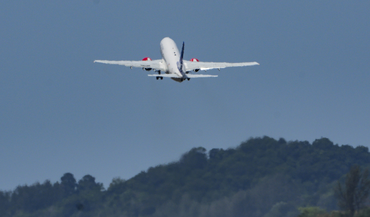 Det flygplan som kung Harald färdades i från Malaysia, efter avfärd under söndagsmorgonen. Foto: Vincent Thian/AP/TT