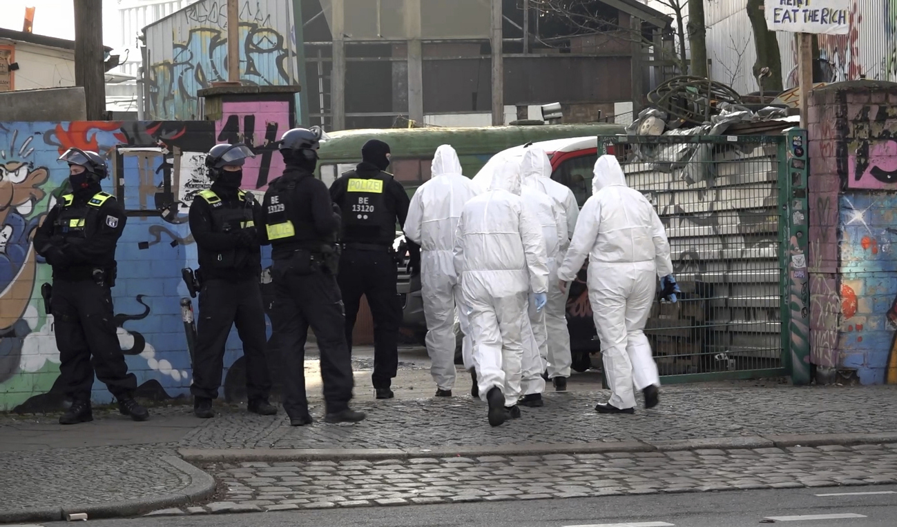 Tysk polis i stadsdelen Friedrichshain i Berlin, i jakt på Ernst-Volker Staub och Burkhard Garweg som båda tillhör Baader-Meinhof-ligan. Foto: Paul Zinken/AP/TT