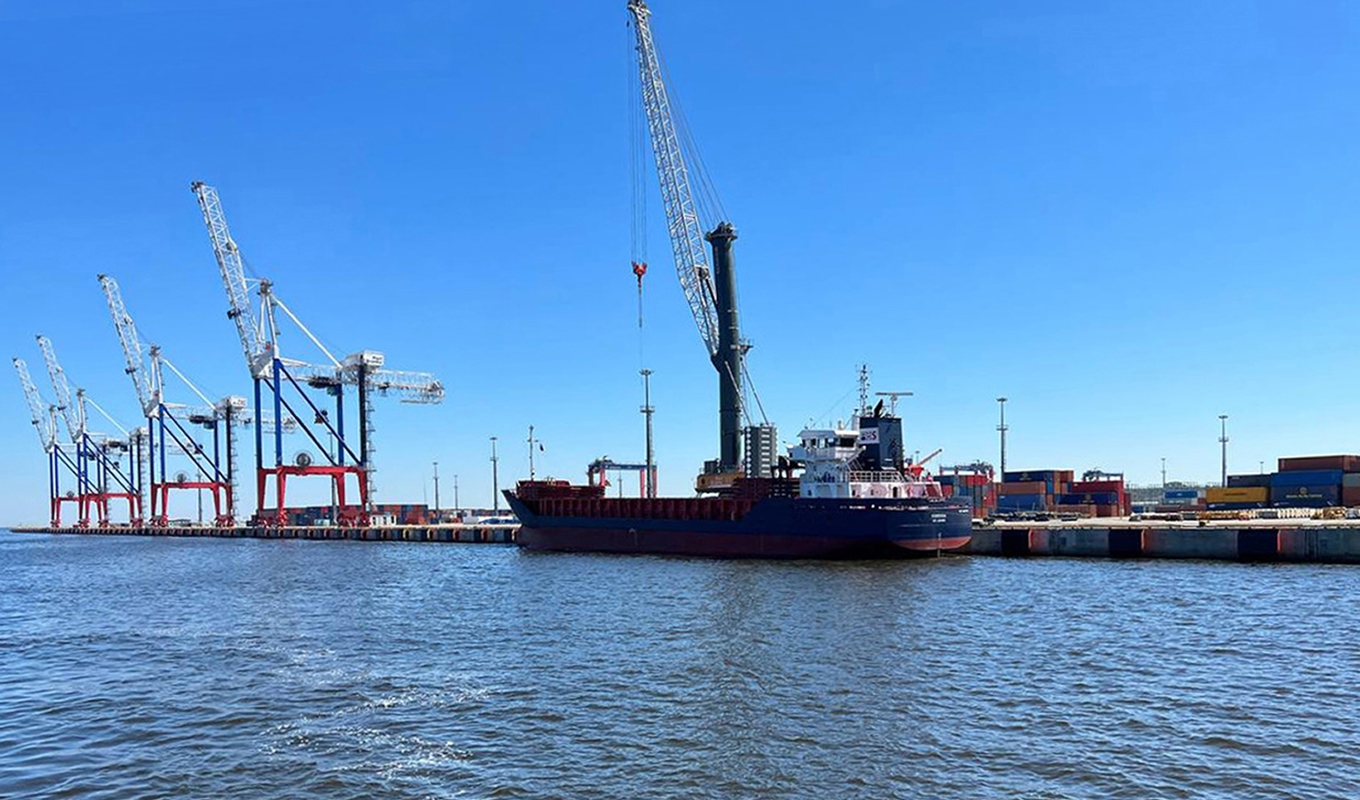 Hamnen Bronka i Finska viken tros ha varit målet för drönaren. Arkivbild. Foto: BelTa/AP/TT