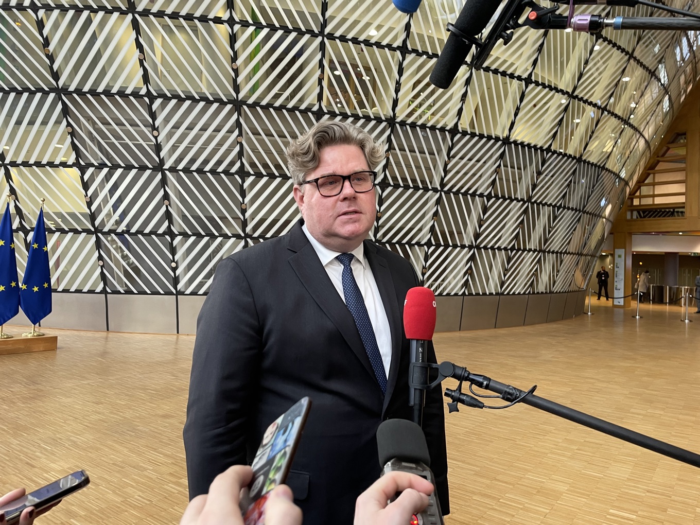 Justitieminister Gunnar Strömmer på väg in till måndagens EU-möte i Bryssel. Foto: Wiktor Nummelin/TT