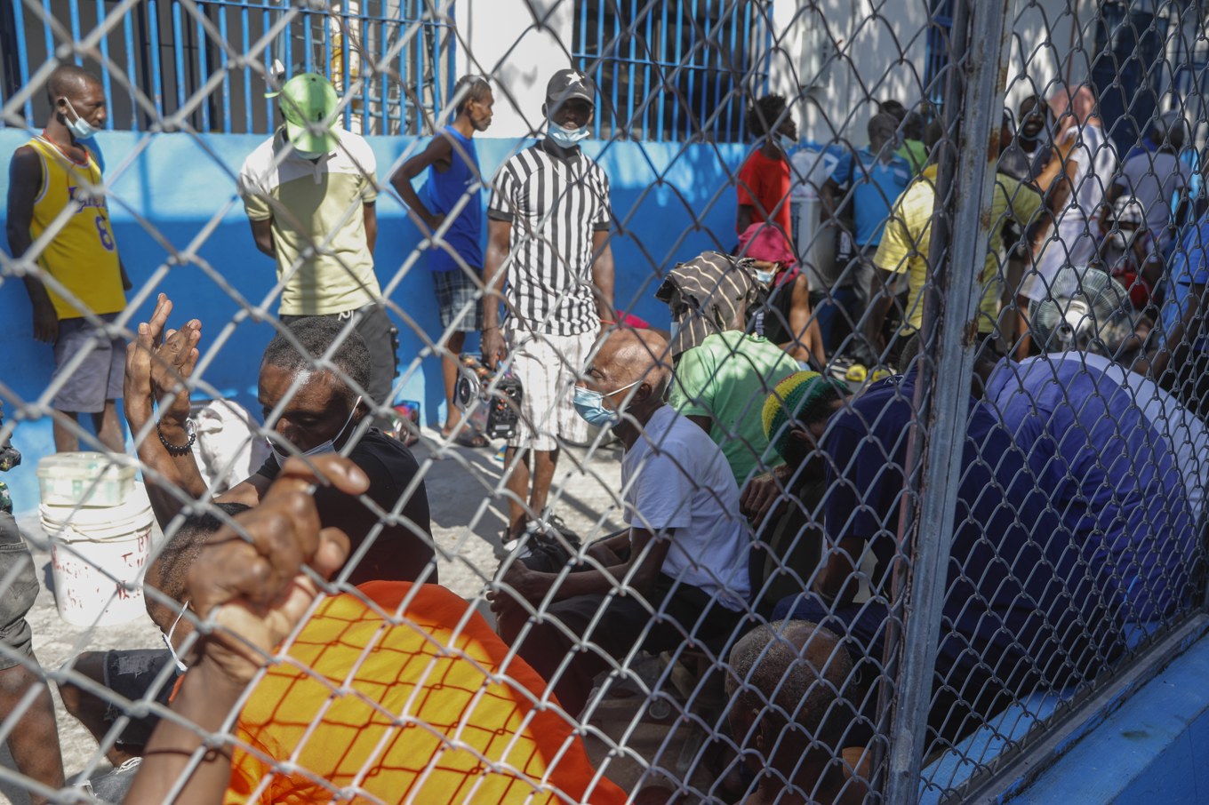 Interner på fängelset i Haitis huvudstad Port-au-Prince som stormades av beväpnade gäng på söndagen. Hundratals rymde och minst tolv personer dödades. Foto: Odelyn Joseph/AP/TT