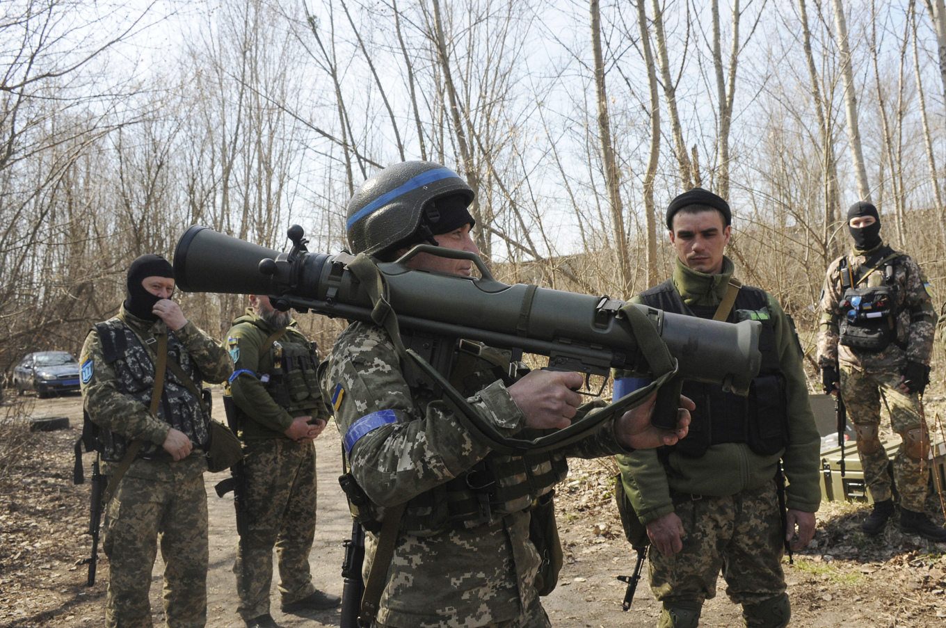 Ukrainas armé använder granatgeväret Carl Gustaf i försvaret mot Ryssland. Arkivbild. Foto: Andrew Marienko/AP/TT