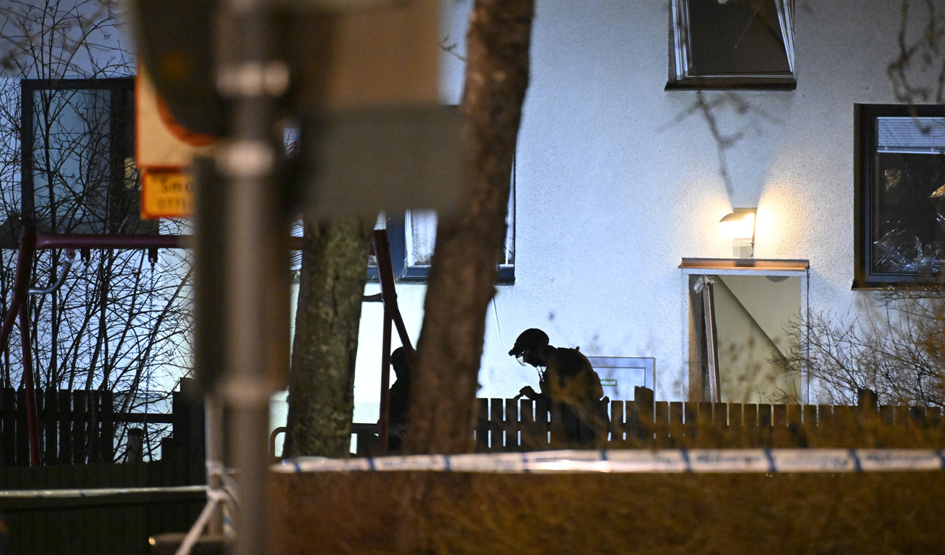 Flera polispatruller och ambulanser larmades till Fagersjö i Stockholm efter en explosion i ett trapphus. Foto: Henrik Montgomery/TT