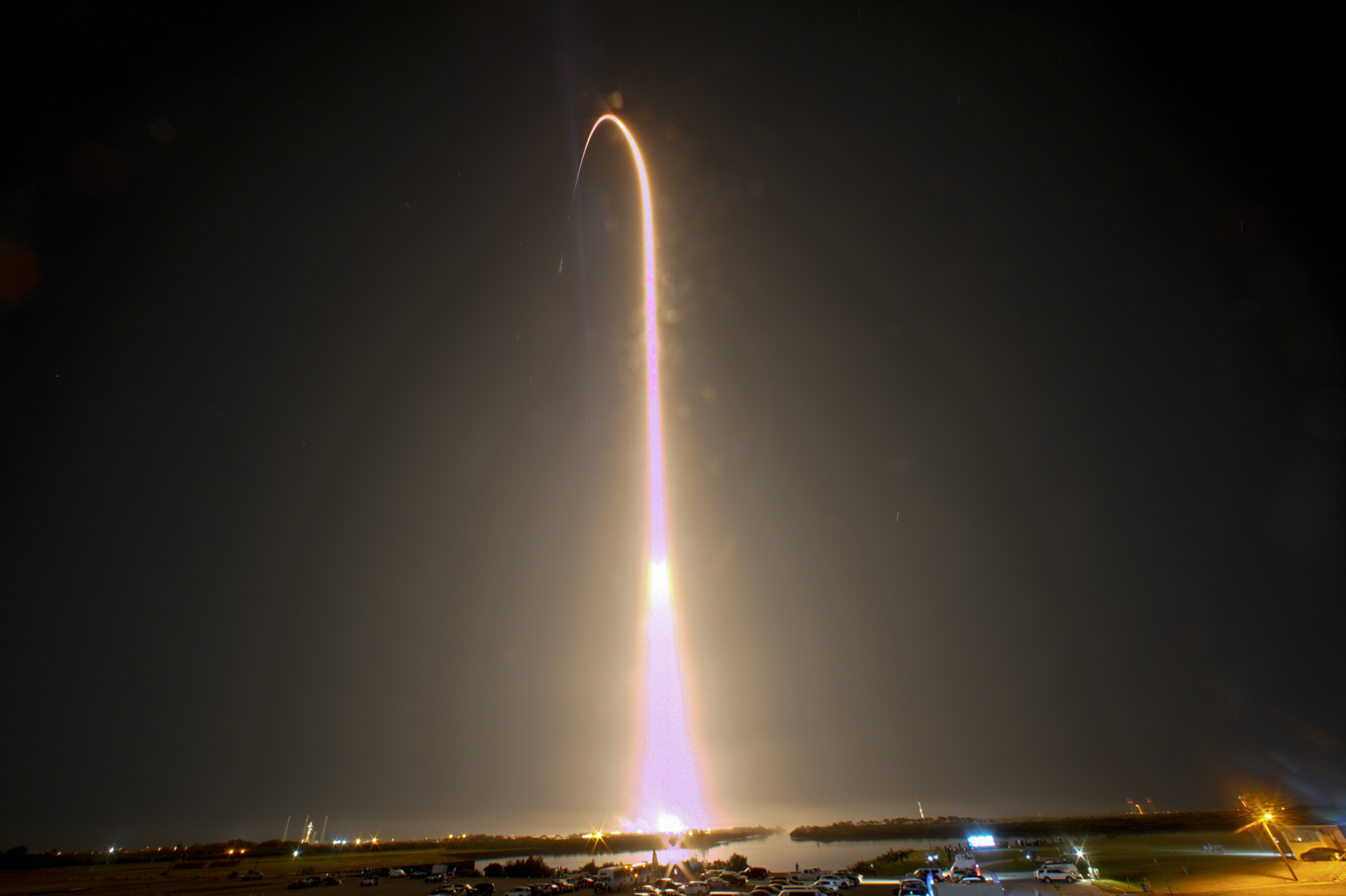 En raket med fyra ombord, tre amerikaner och en ryss, på väg upp med raket från Cape Canaveral i Florida mot den internationella rymdstationen ISS. Foto: John Raoux/AP/TT
