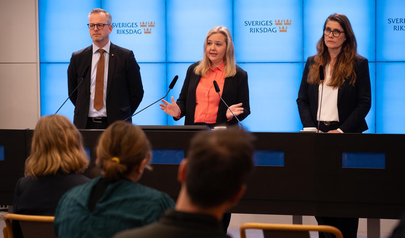 Mikael Damberg (S), ekonomiskpolitisk talesperson,Ida Gabrielsson (V), ekonomiskpolitisk talesperson ochJanine Alm Ericson (MP), ekonomiskpolitisk talesperson. Foto: Roger Sahlström.