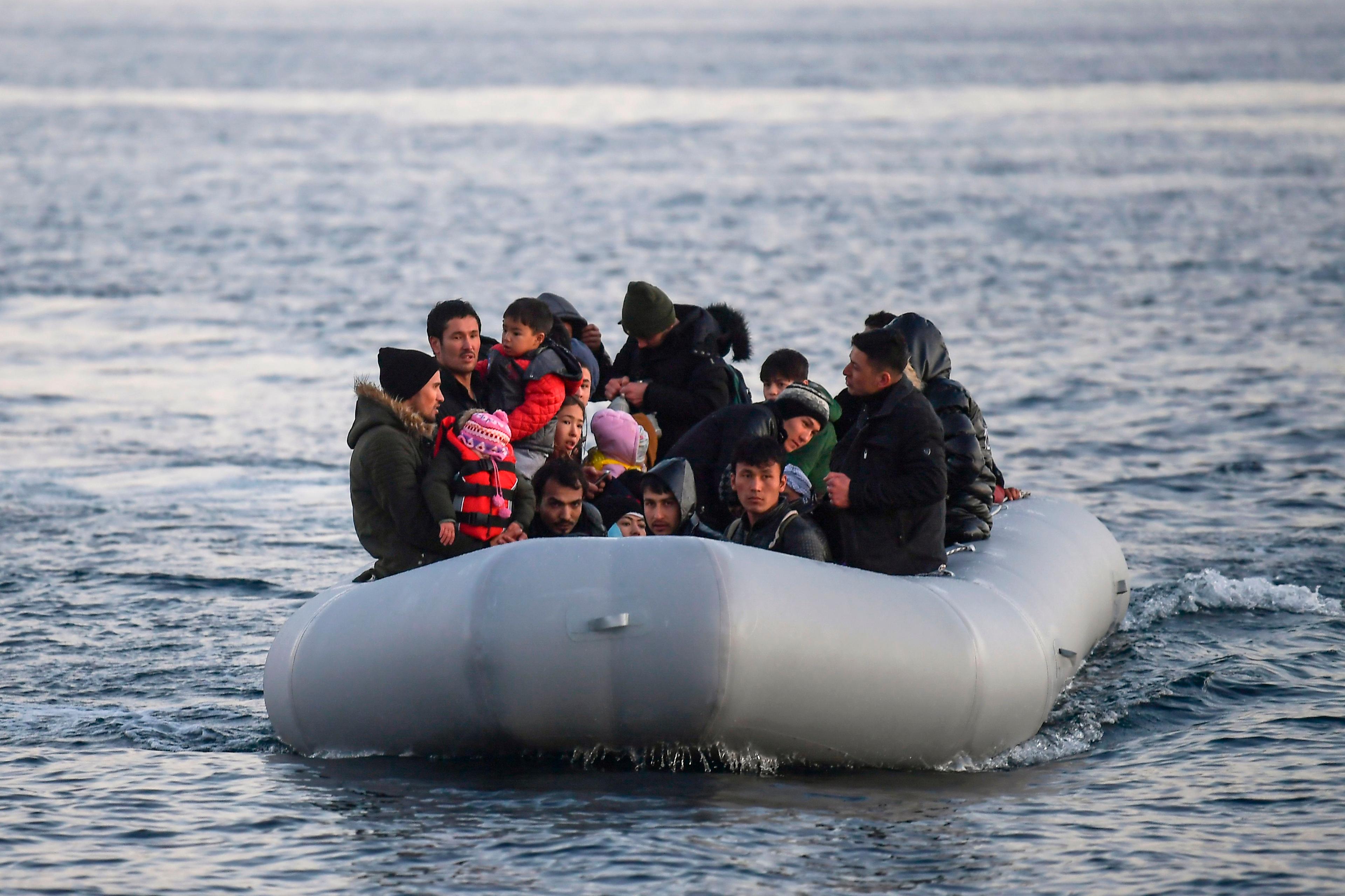 Migranter på en båt vid den grekiska ön Lesbos den 3 mars 2020. Foto: Aris Messinis/AFP via Getty Images