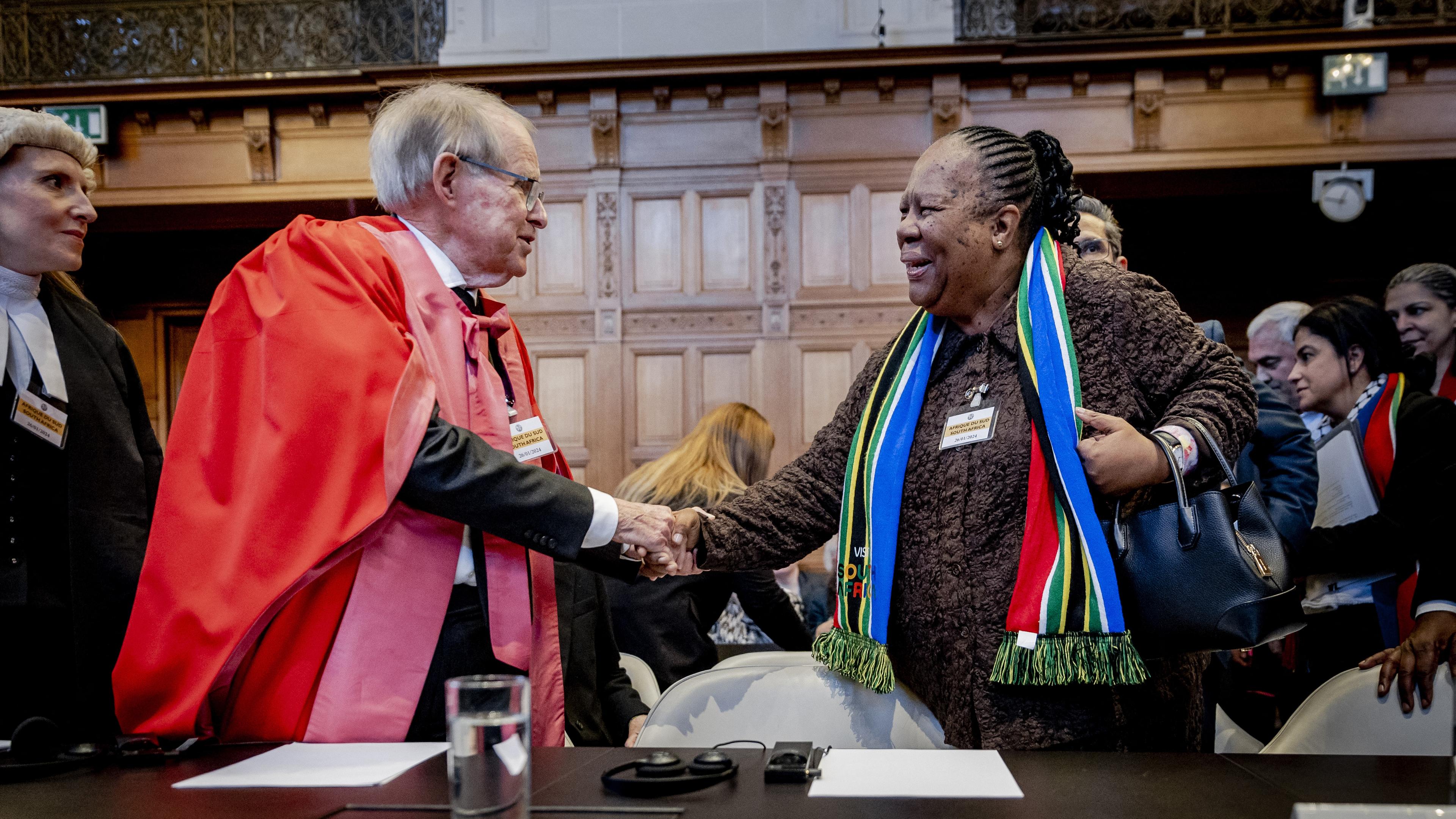 Sydafrikas utrikesminister Naledi Pandor (t h) i Internationella domstolen i Haag den 26 januari 2024. Foto: Remko de Waal/ANP/AFP via Getty Images