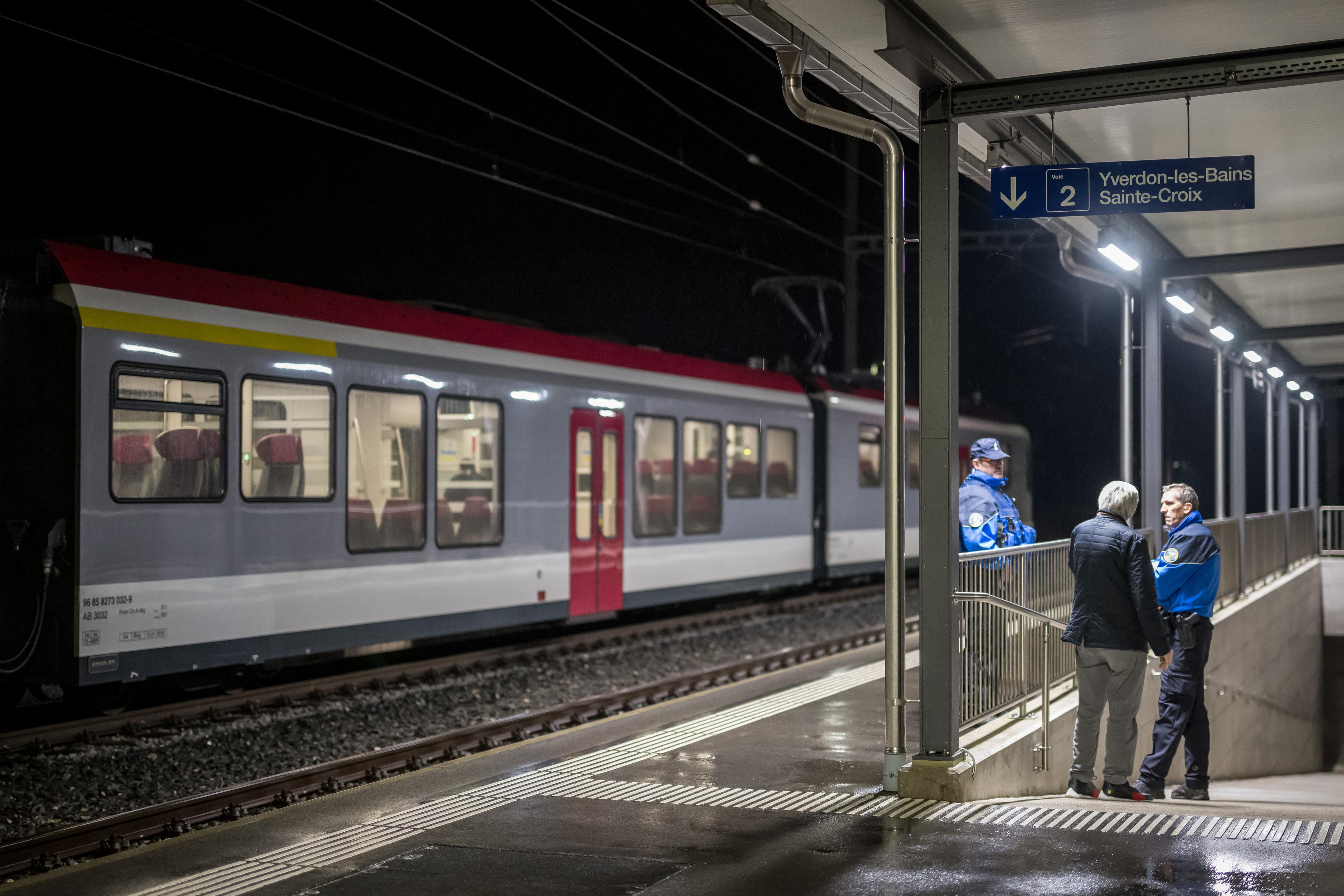 Schweiziska poliser i Essert-Sous-Champvent i västra Schweiz står bredvid ett tåg där passagerare på väg från Yverdon till Sainte-Croix tidigare hölls som gisslan den 8 februari. Foto: Fabrice Coffrini/AFP via Getty Images