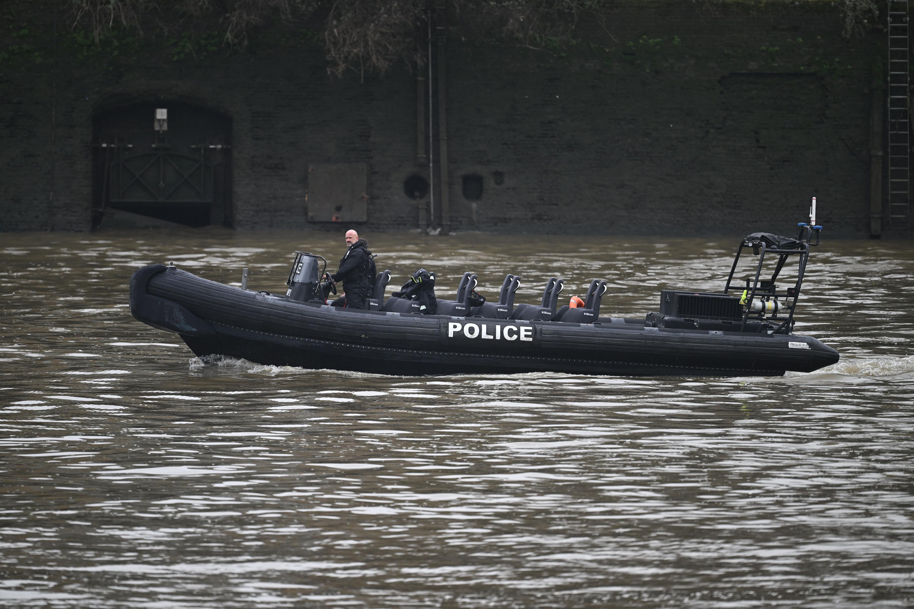 En polis i en polisbåt söker den 10 februari i närheten av Chelsea Bridge i London efter den efterlyste Abdul Ezedi som misstänkts ha kastat ett frätande ämne på en kvinna och hennes två döttrar. Foto: Leon Neal/Getty Images