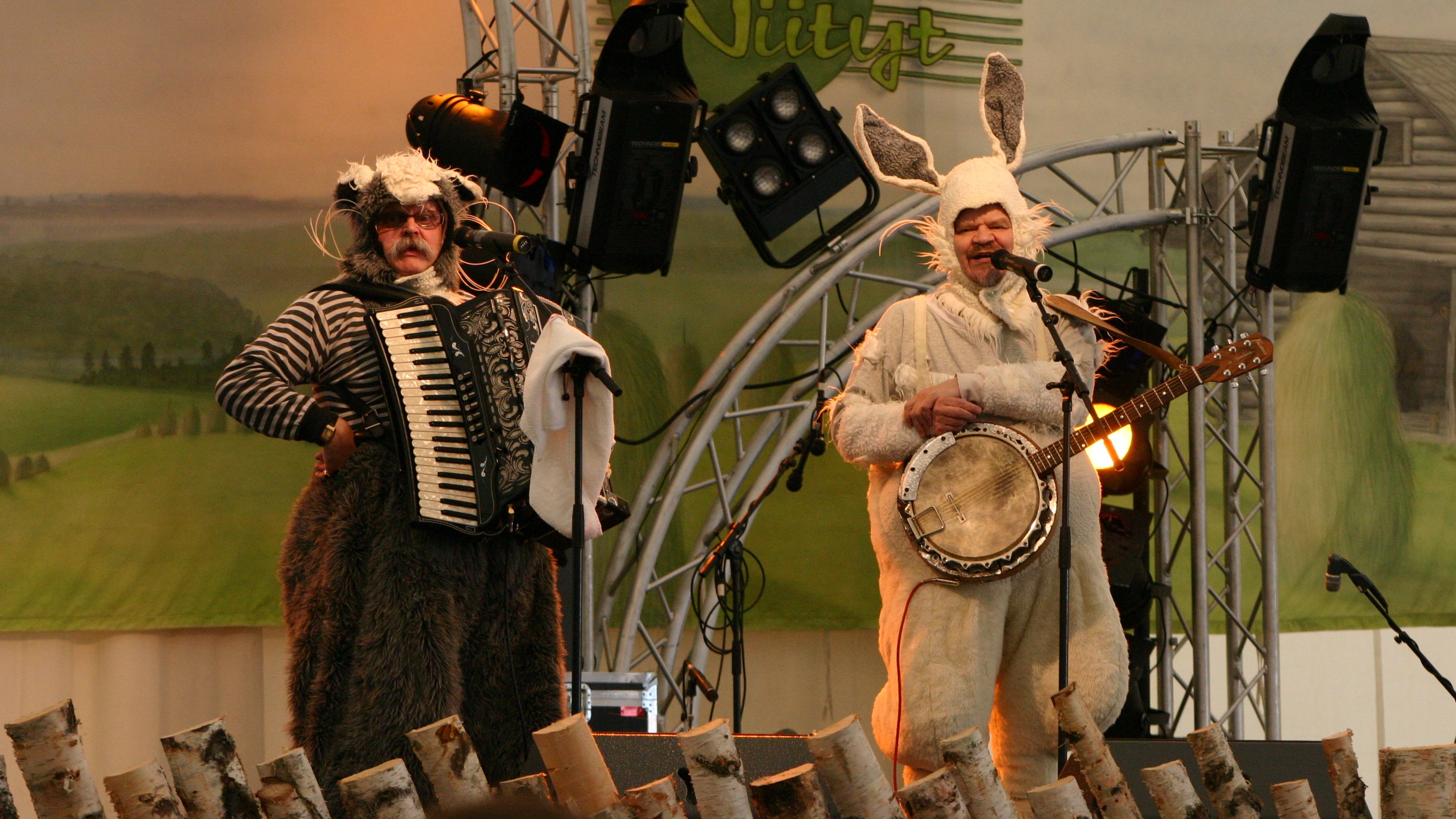 M.A. Numminen tillsammans med sin musikaliske vapenbroder Pedro Hietanen, pianist, dragspelare, dirigent – men även filmkompositör till filmer av bland andra Aki Kaurismäki och Jörn Donner. Foto: Public Domain