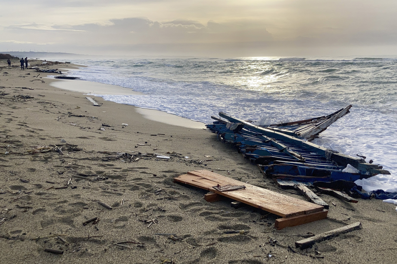 Vrakdelar på en strand i Cutro i södra Italien. Arkivbild. Foto: Paolo Santalucia/AP/TT