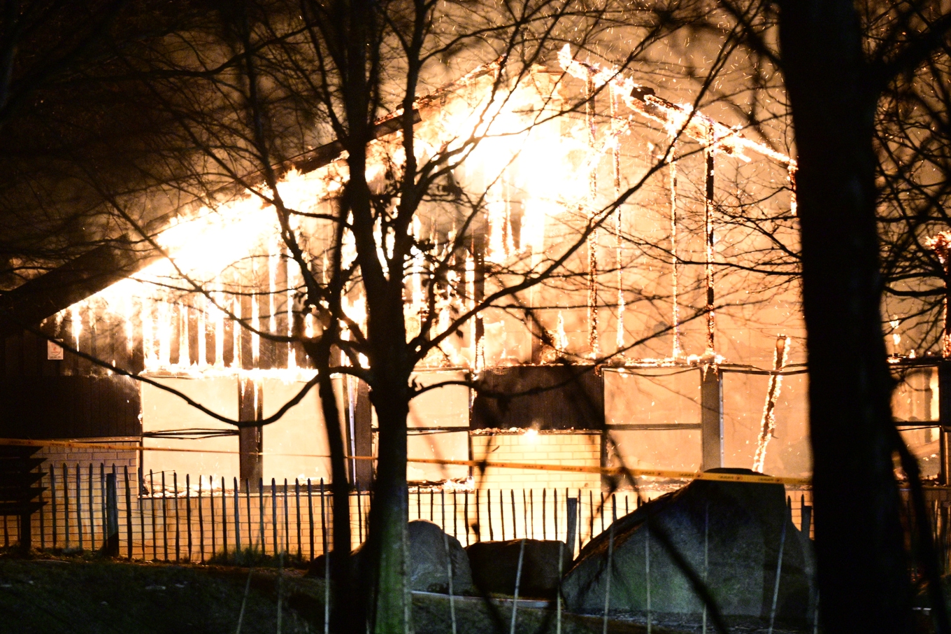 Räddningstjänsten bekämpar en brand på Skryllegården i södra Sandby utanför Lund tidigt på torsdagsmorgonen. Foto: Johan Nilsson/TT