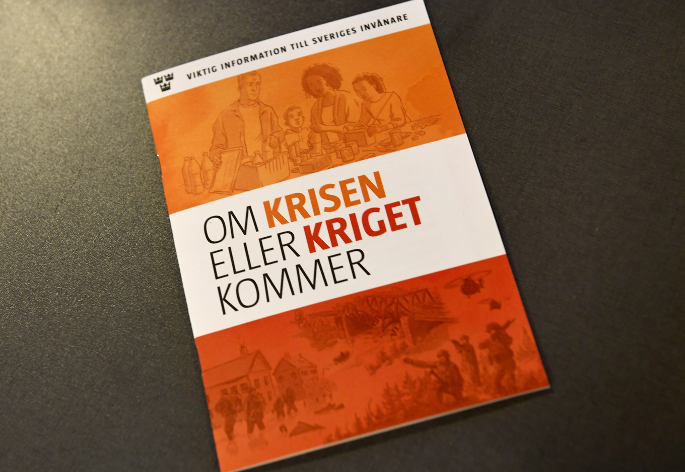 Broschyren "Om krisen eller kriget kommer" delades ut till svenska hushåll 2018. Arkivbild. Foto: Pontus Lundahl/TT
