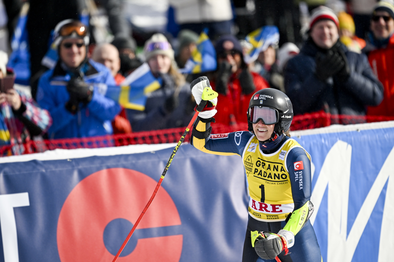 Sara Hector efter att ha säkrat andraplatsen i lördagens världscupstorslalom i Åre. Foto: Pontus Lundahl/TT