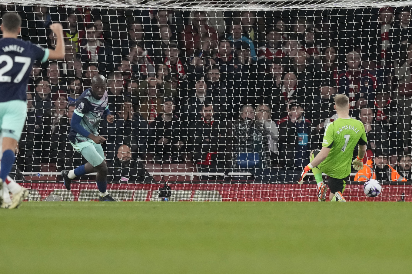 Arsenals målvakt Aaron Ramsdale fick chansen från start – och stod för en jättetavla. Foto: Frank Augstein/AP/TT