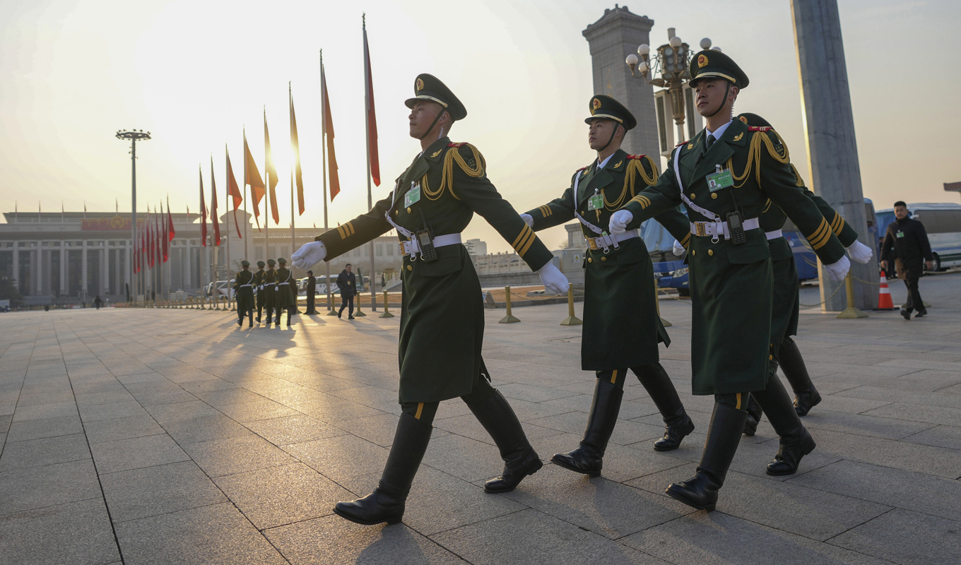 Närmare 3|000 personer som är lojala kommunistpartiet och ledaren Xi Jinping deltar vid folkkongressens årliga möte i Peking. Foto: Tatan Syuflana/AP/TT