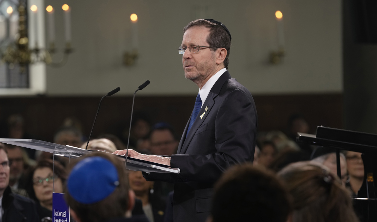 Israels president Isaac Herzog håller ett tal i den portugisiska synagogan under invigningen av förintelsemuseet i Amsterdam. Hans medverkande har lett till protester. Foto: Peter Dejong/AP/TT