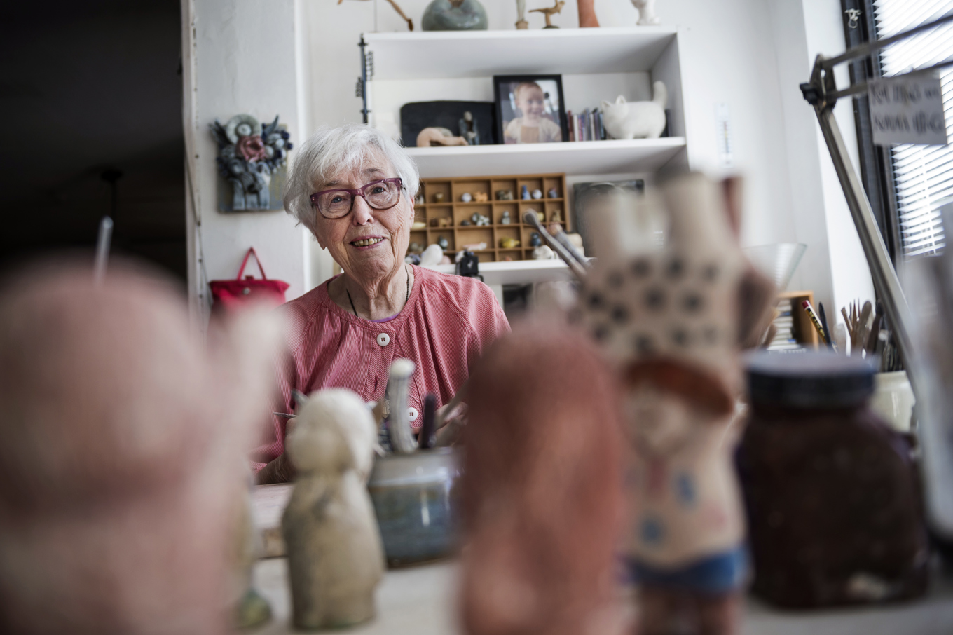 Keramikern Lisa Larson i sin ateljé i Nacka. Bild från 2016. Foto: Vilhelm Stokstad/TT