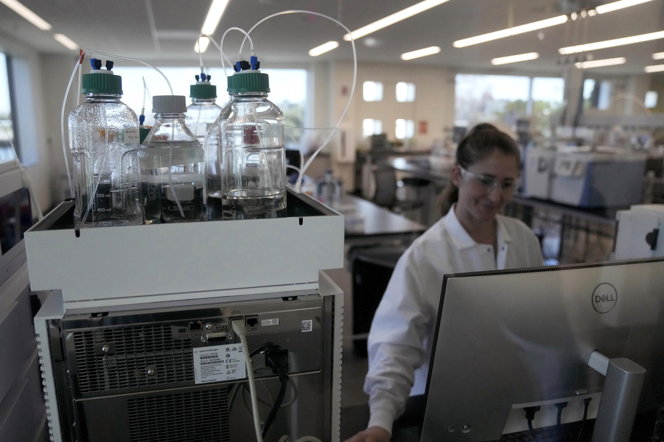 En forskare på proteinkemilabbet vid företaget Eat Just i amerikanska Kalifornien, som arbetar med att ta fram odlat kyckingkött. Arkivbild. Foto: Jeff Chiu/AP/TT