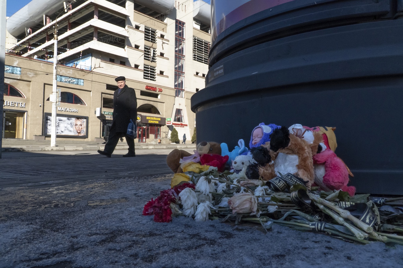 En minnesplats som upprättats efter tidigare attacker mot ryska Belgorod i närheten av gränsen till Ukraina. Bild tagen den 19 februari. Foto: Kirill Zarubin/AP/TT