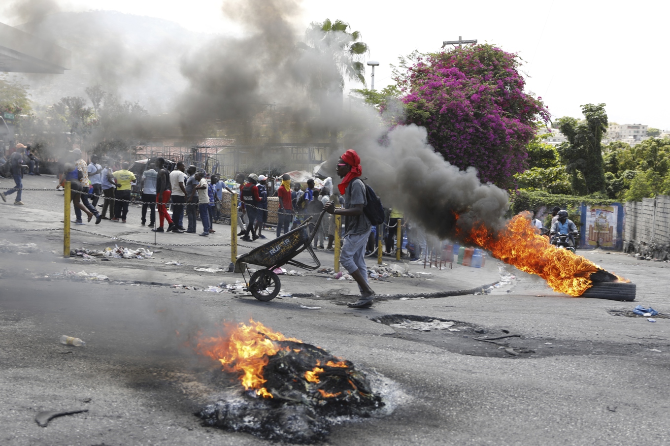 Situationen i Haiti har de senaste veckorna blivit allt mer kaotisk. På måndagen meddelade den tillförordnade premiärministern Ariel Henry att han avgår. Arkivbild. Foto: Odelyn Joseph/AP/TT