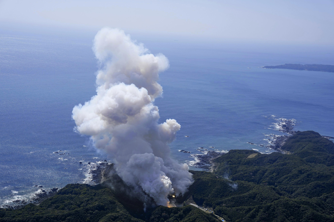 Den japansktillverkade Kairos-raketen exploderade sekunder efter uppskjutning på onsdagen. Foto: Kyodo News/AP/TT