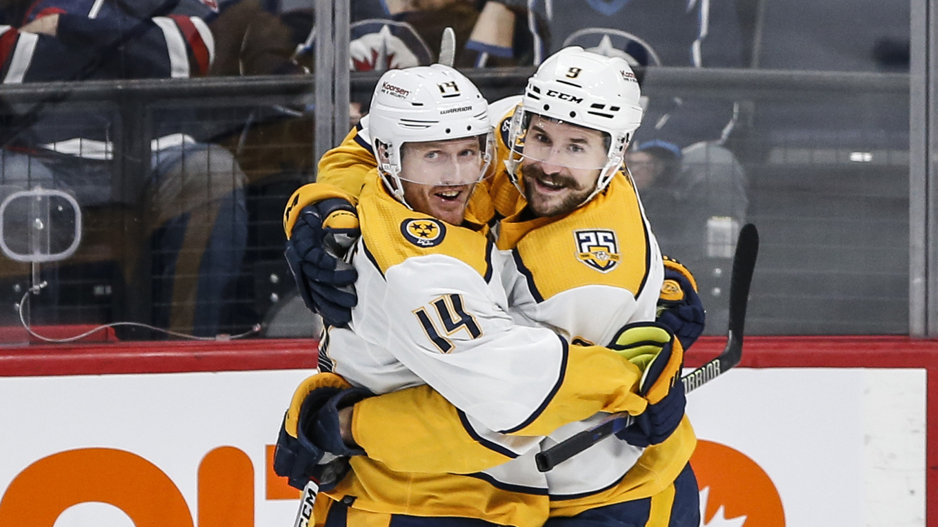 Gustav Nyquist (till vänster) och Filip Forsberg firar Forsbergs 3–0-mål gjort efter en lurig bakåtpass mellan benen i matchen som deras lag Nashville vann över Winnipeg med 4–2. Foto: John Woods/AP/TT