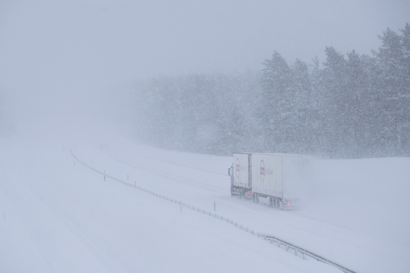 Vind i kombination med snö kan göra det svårmanövrerat i Stockholm och Uppland i helgen. Arkivbild. Foto: Mats Andersson/TT