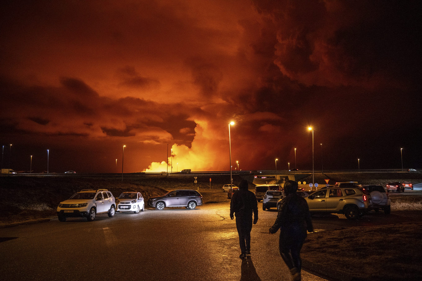 Rök från den vulkaniska aktiviteten efter det senaste utbrottet lördagen 16 mars. Foto: Marco di Marco/AP/TT
