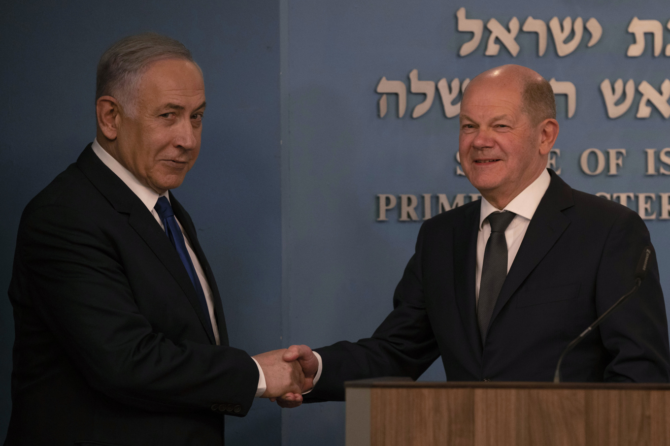 Israels premiärminister Benjamin Netanyahu skakar hand med Tysklands förbundskansler Olaf Scholz efter en gemensam pressträff i Jerusalem. Foto: Leo Correa/AP/TT