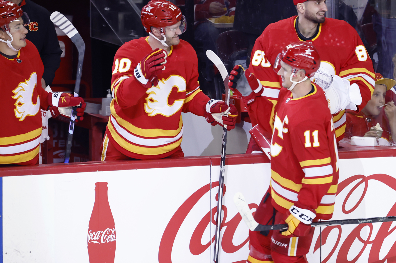 Mikael Backlund (11) firar sitt 200:e mål för säsongen. Foto: Larry MacDougal/The Canadian Press via AP/TT