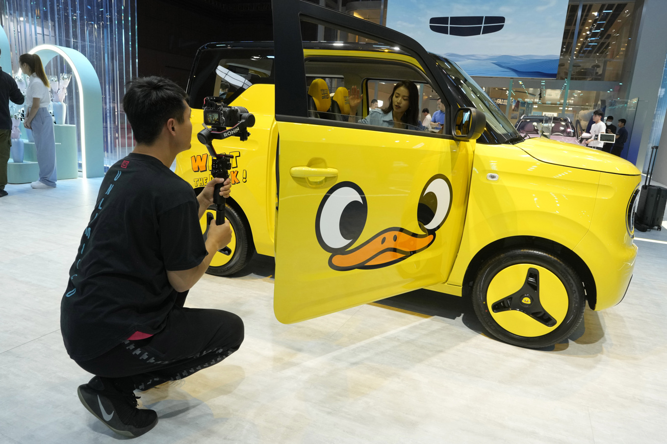 En av Geelys mera färgglada modeller. Arkivbild. Foto: Ng Han Guan/AP/TT